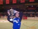 Samir pr&auml;sentiert den Cup